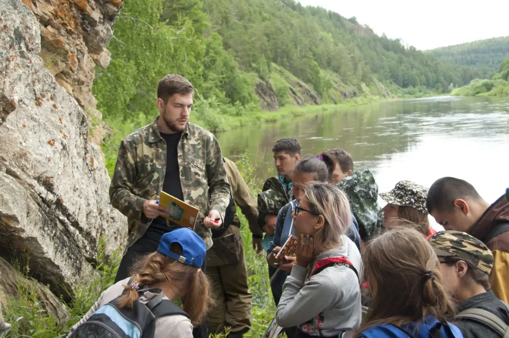 Полевое занятие по геологии на берегу реки: Исхак Фархутдинов проводит обучение студентов на выездной практике