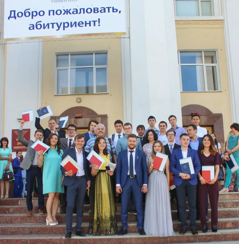 Выпускники с дипломами на ступенях университета: торжественная церемония вручения дипломов в присутствии преподавателей