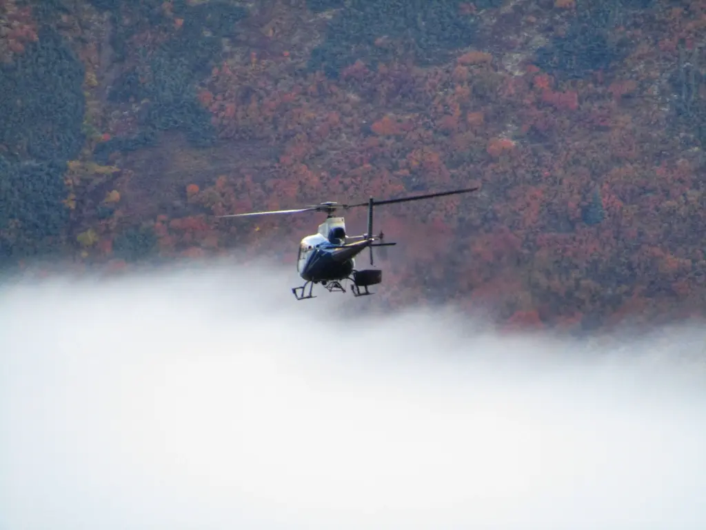 Аэрогравиразведка: вертолёт выполняет съёмку в труднодоступных районах
