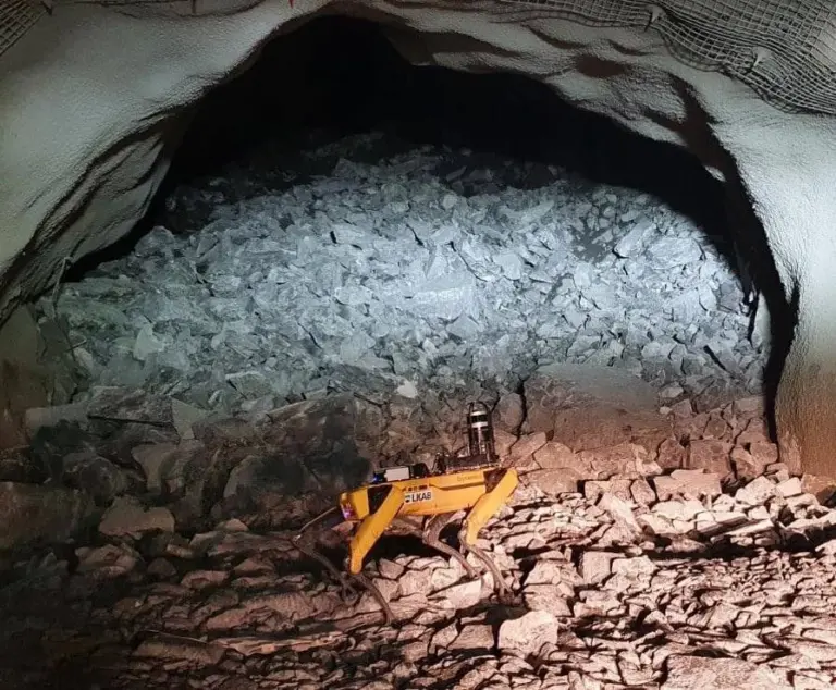 Роботы-собаки Spot и ANYmal активно используются крупными горнодобывающими компаниями для досмотра и обеспечения безопасности в условиях рудников, что позволяет снизить риски для персонала и повысить эффективность горных работ.