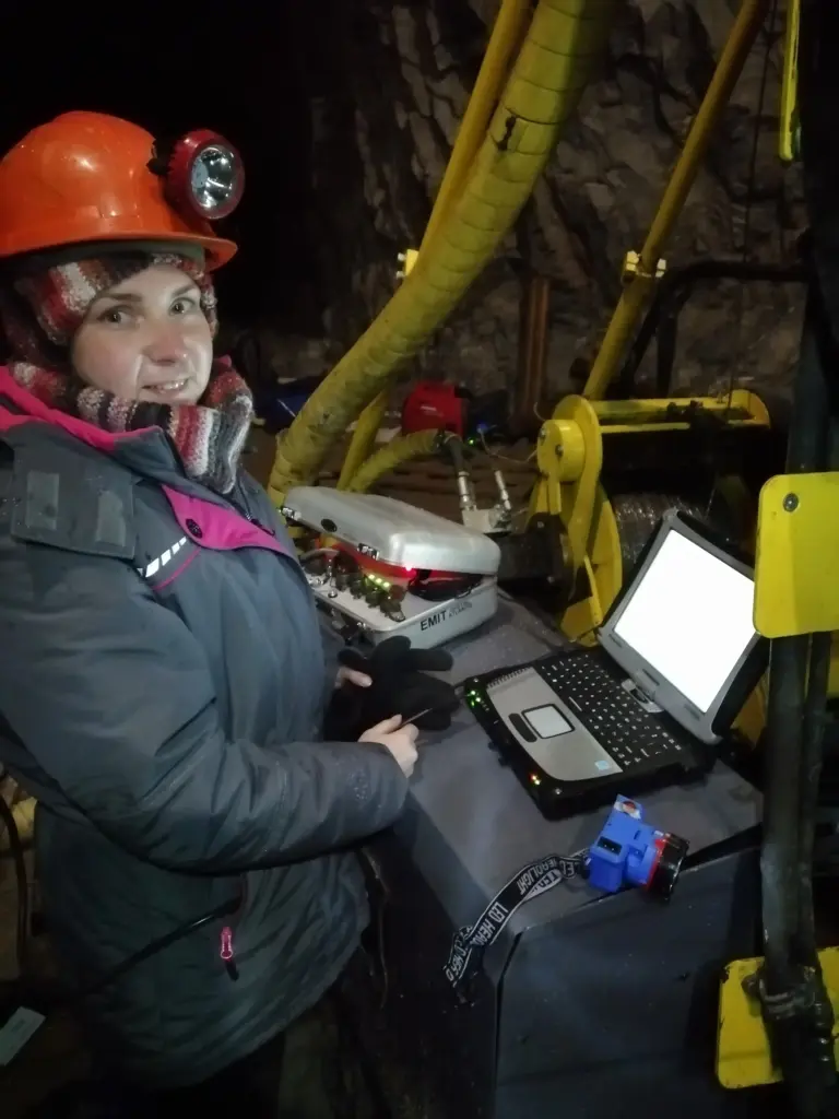 Геофизик проводит подземные измерения в шахте с использованием геофизического оборудования