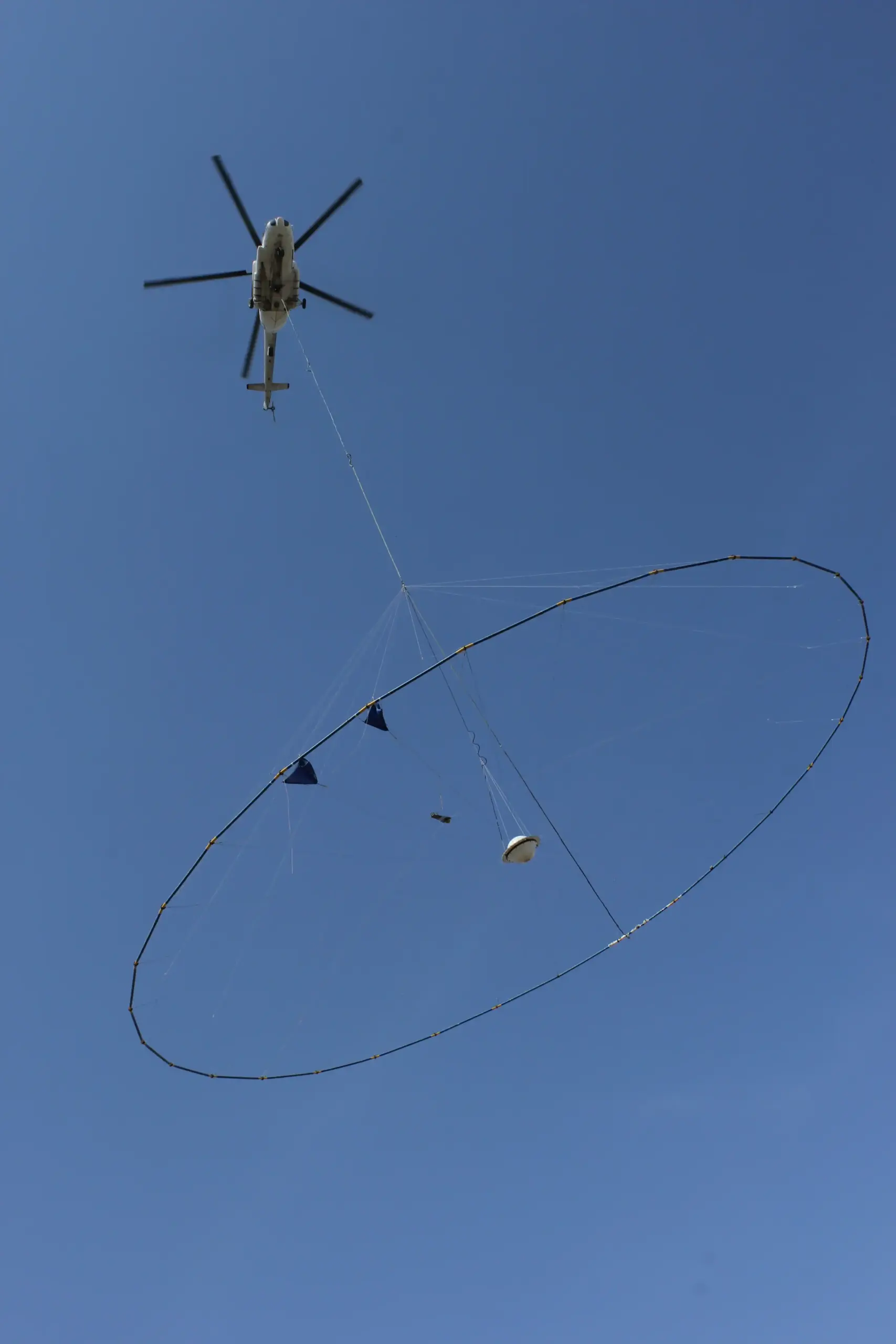 Аэрогеофизические исследования с вертолёта с использованием системы электромагнитной разведки