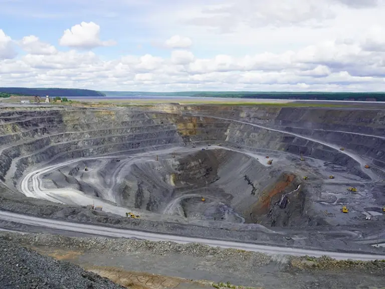 Открытый карьер по добыче кобальта в России, инвестиции 2,8 млрд рублей в геологоразведку кобальтовых месторождений в 2025 году