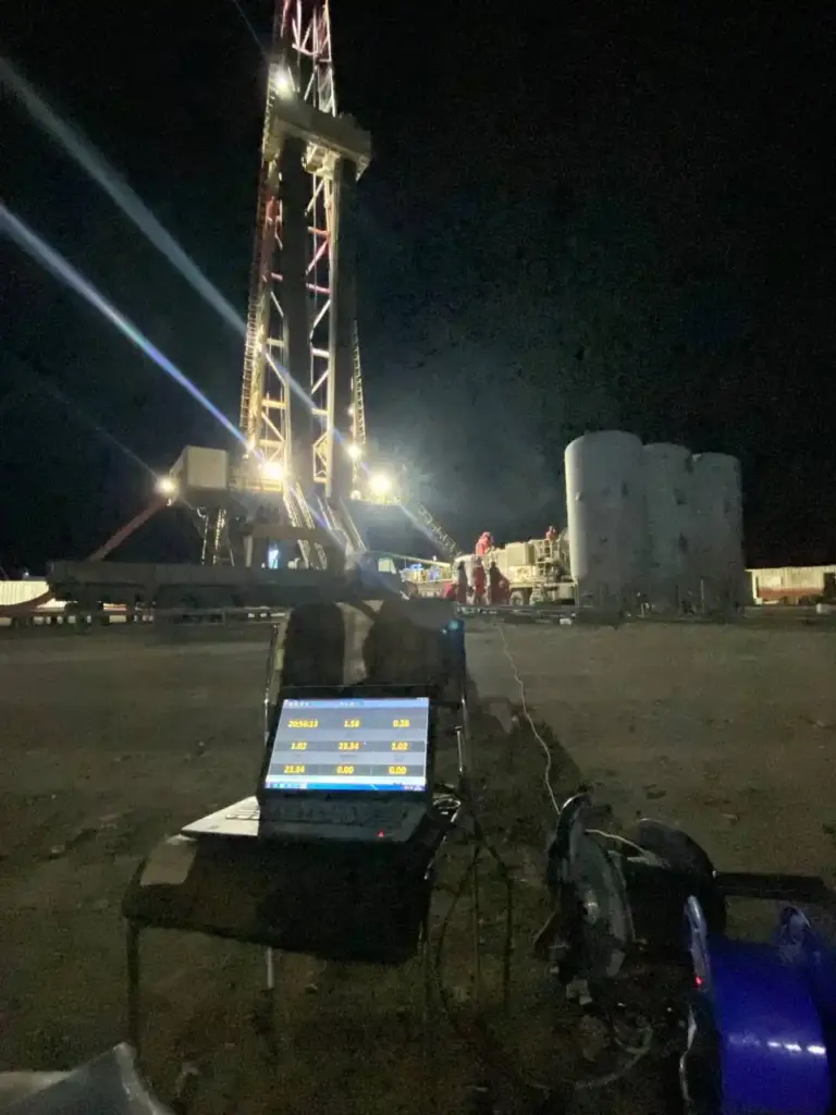 Геофизические работы на буровой установке: ночные замеры и обработка данных в полевых условиях