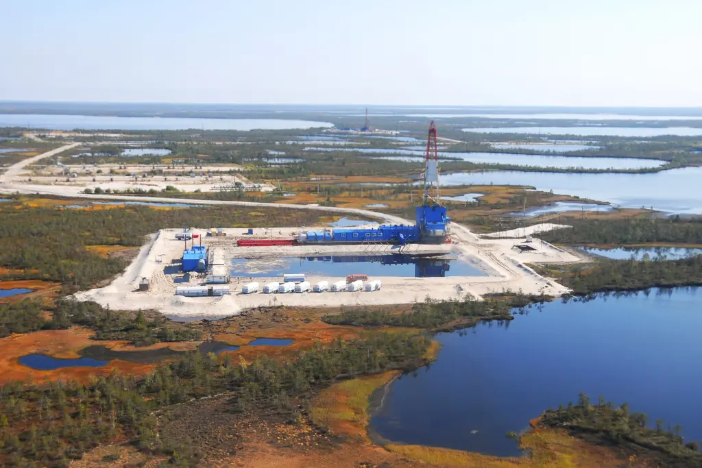 Буровая площадка на Севере России. Геологи контролируют процесс разведочного бурения и описание керна для оценки перспектив месторождений