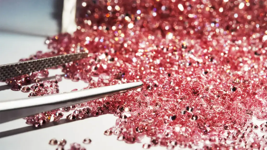 Розовые бриллианты в процессе сортировки — редчайшие природные камни, ценность которых растёт на фоне развития синтетики