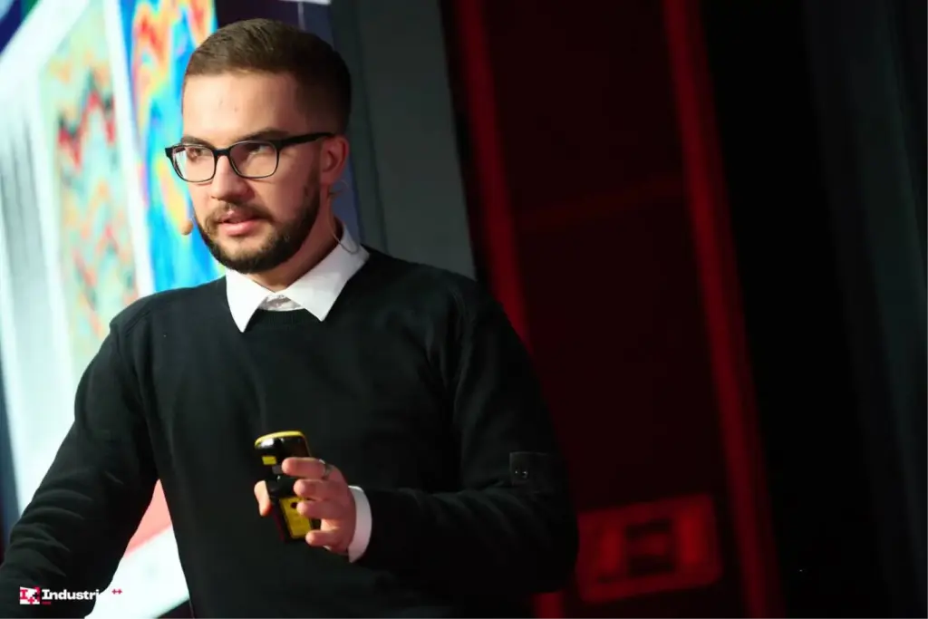 Специалист по геофизике выступает с докладом об использовании искусственного интеллекта для интерпретации сейсмических данных