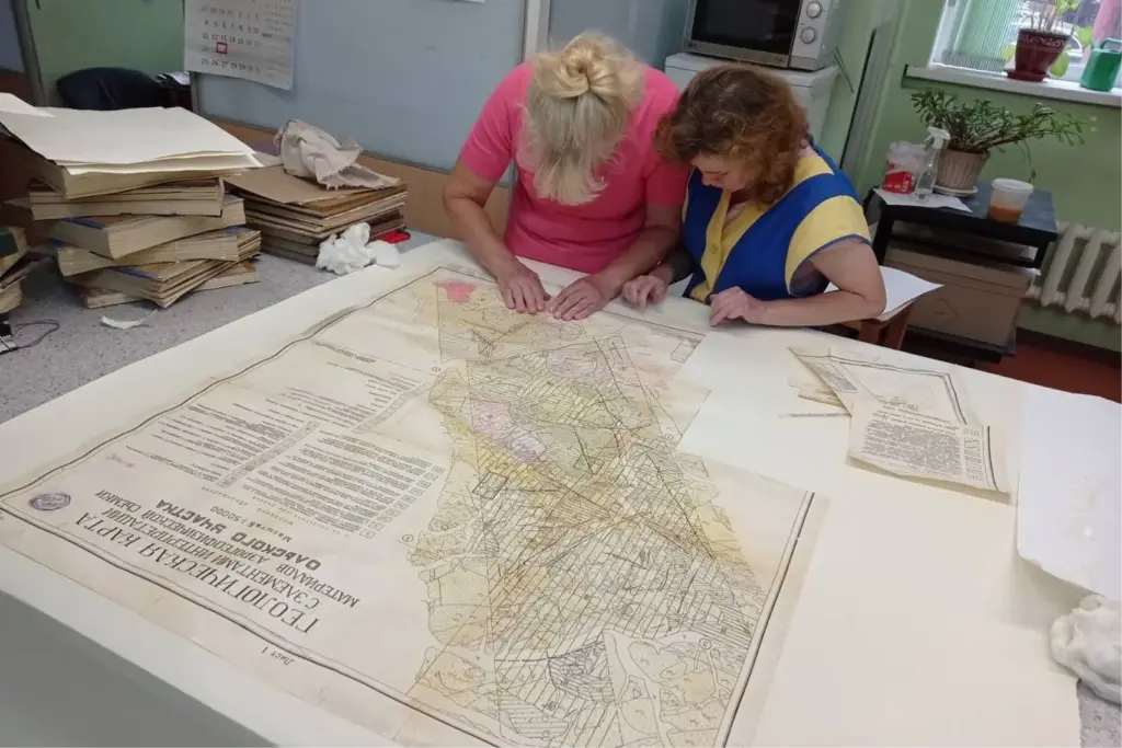 Работа с бумажными геологическими картами в архиве: типичная практика при хранении данных по стандартам ГКЗ