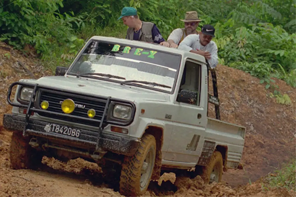 Сотрудники Bre-X на внедорожнике едут по джунглям к месторождению Busang в Индонезии