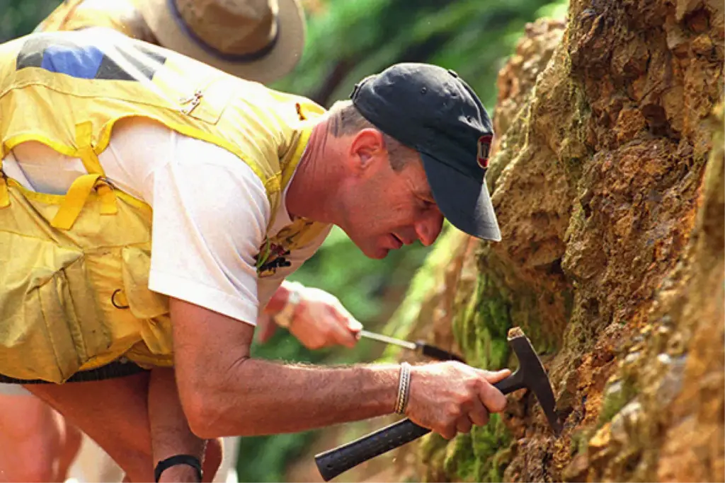 Геолог компании Bre-X берет пробы породы на месторождении Busang в Индонезии, 1990-е годы