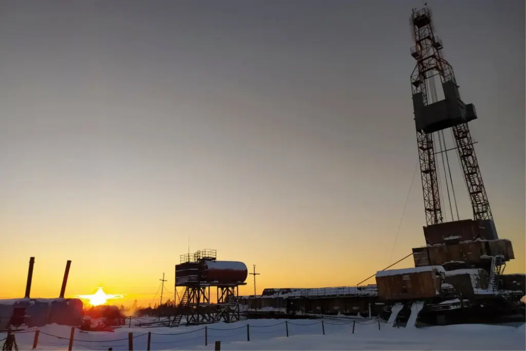Буровая установка на фоне зимнего заката — символ геологоразведки и добычи полезных ископаемых в России