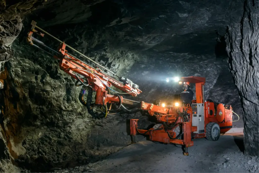 Подземная добыча руды на действующем руднике с использованием буровой техники, сертифицированной по стандартам CRIRSCO