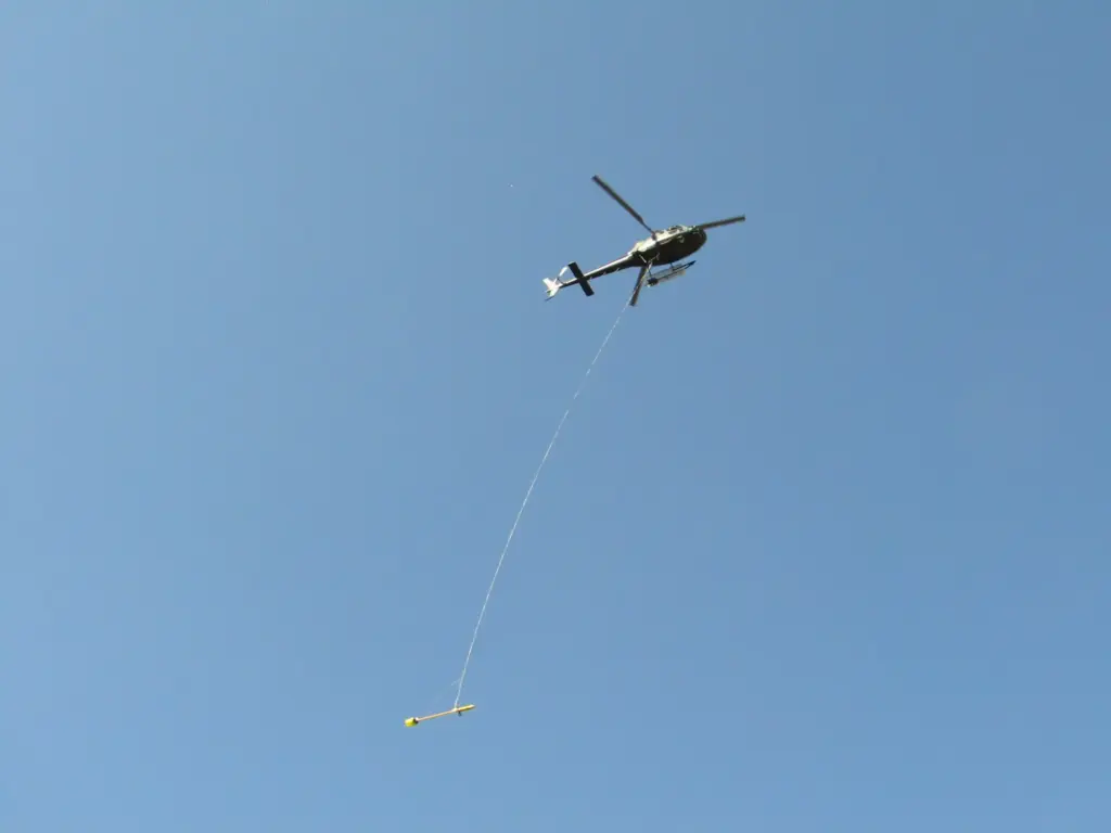 HeliSAM: «птичка» — подвесной блок с квантовым магнитометром под вертолётом, используемый для регистрации магнитного и электромагнитного полей