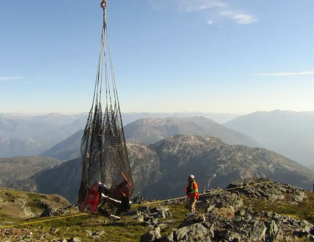Электромагнитные исследования: вертолёт доставляет пустые катушки для сматывания провода после раскладки и завершения измерений, оборудование возвращается назад