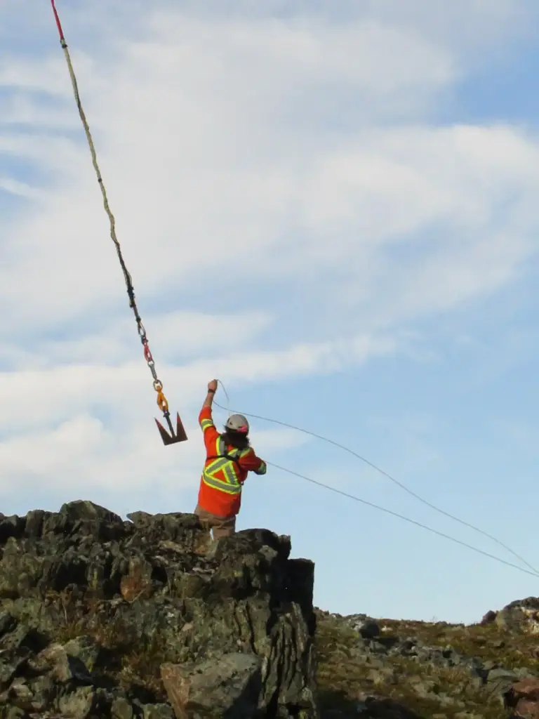 Аэрогеофизика: резак для проводов, позволяющий вертолёту обрезать и доставлять их к точке сбора, уменьшает нагрузку на геофизиков в экспедиции