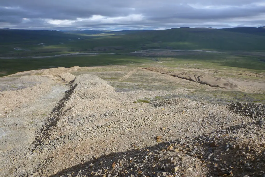 Геологическая разведка на участке коренного золота: траншеи, шурфы и образцы породы на фоне тундры
