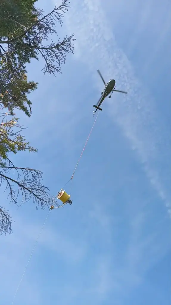 HeliSAM: вертолёт с heliwinder (катушкой для раскладки провода), используемой для формирования передающей петли в электромагнитных исследованиях