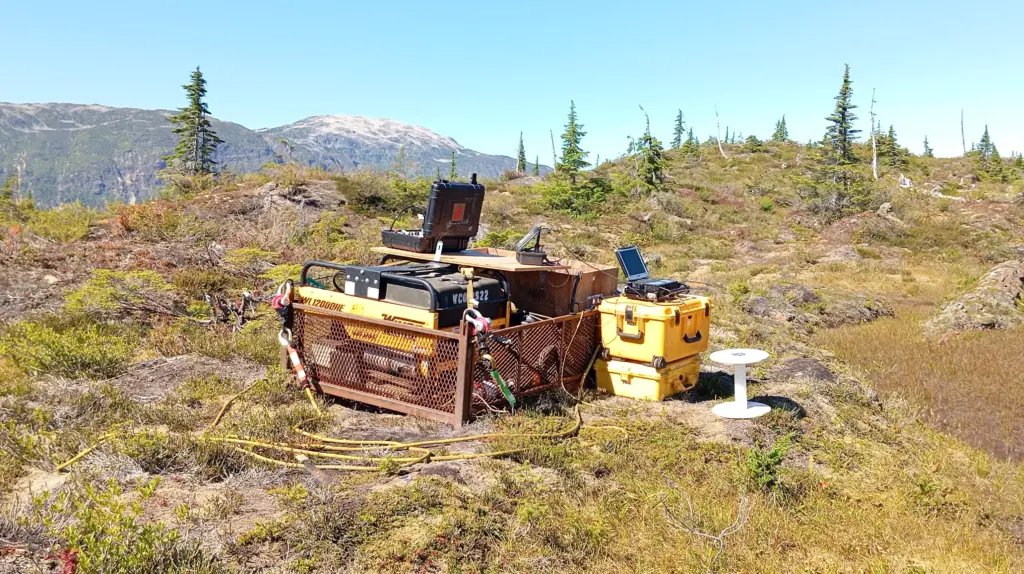 Генераторная группа для электромагнитных исследований: бензогенератор, преобразователь (трансмиттер) и блоки управления, подающие ток в передающую петлю