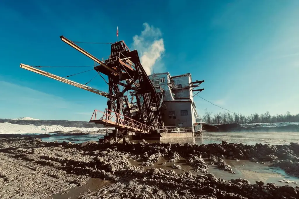 Драгa на участке россыпной добычи золота в Амурской области. Россыпное золото и технологии промывки песков