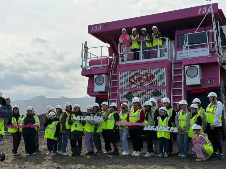 Первый розовый карьерный самосвал Сахалина начала работу на Солнцевском угольном разрезе компании ВГК в рамках горизонтального проекта «Девушки рулят» для поддержки женщин в угольной промышленности.