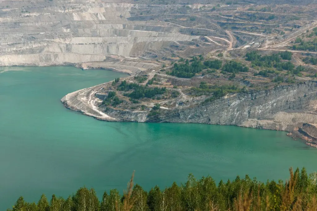 Рекультивация Коркинского карьера в Челябинской области — уникальный проект создания озера для экологического восстановления и развития зоны отдыха.