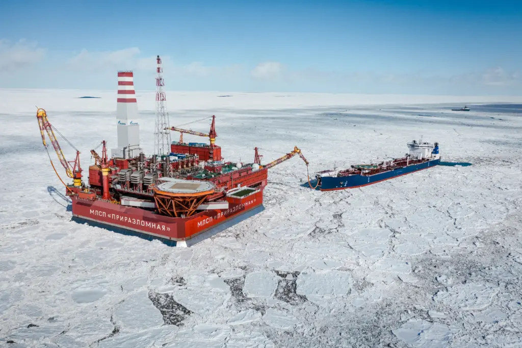 Стационарная нефтедобывающая платформа «Приразломная» на арктическом шельфе. Единственная в России морская установка, ведущая добычу нефти в условиях вечных льдов