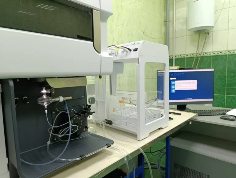 Атомно-эмиссионный спектрометр для точного анализа руды в лаборатории Полиметалла