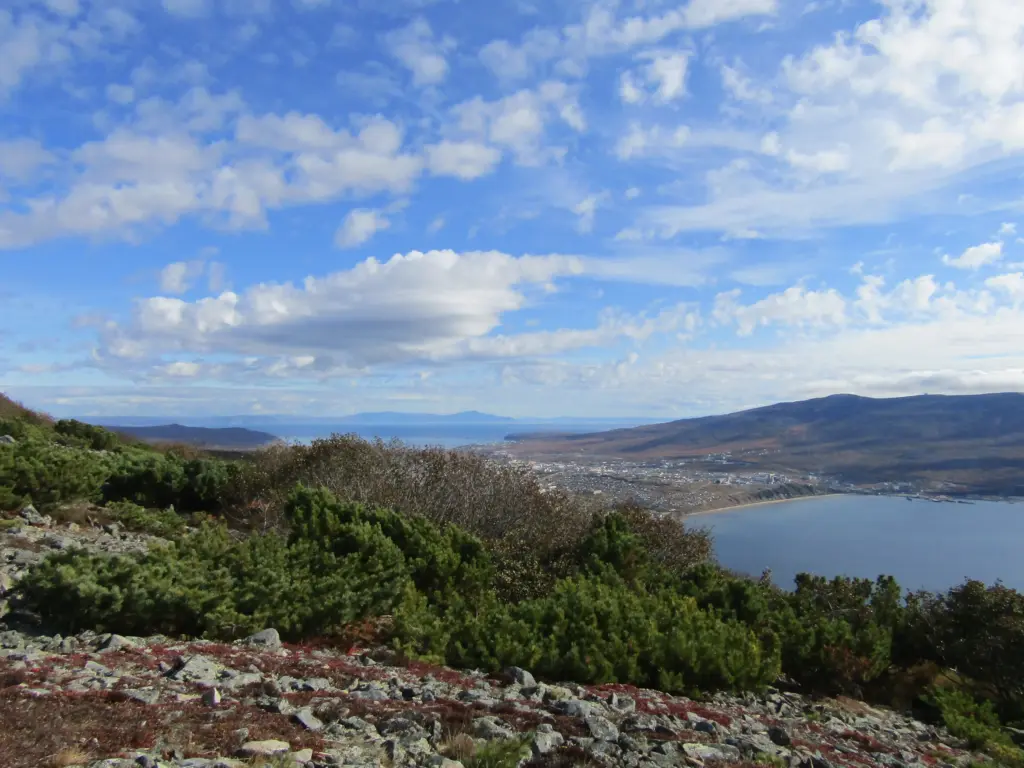 Панорамный вид на Магадан и побережье между бухтами Нагаева и Гертнера