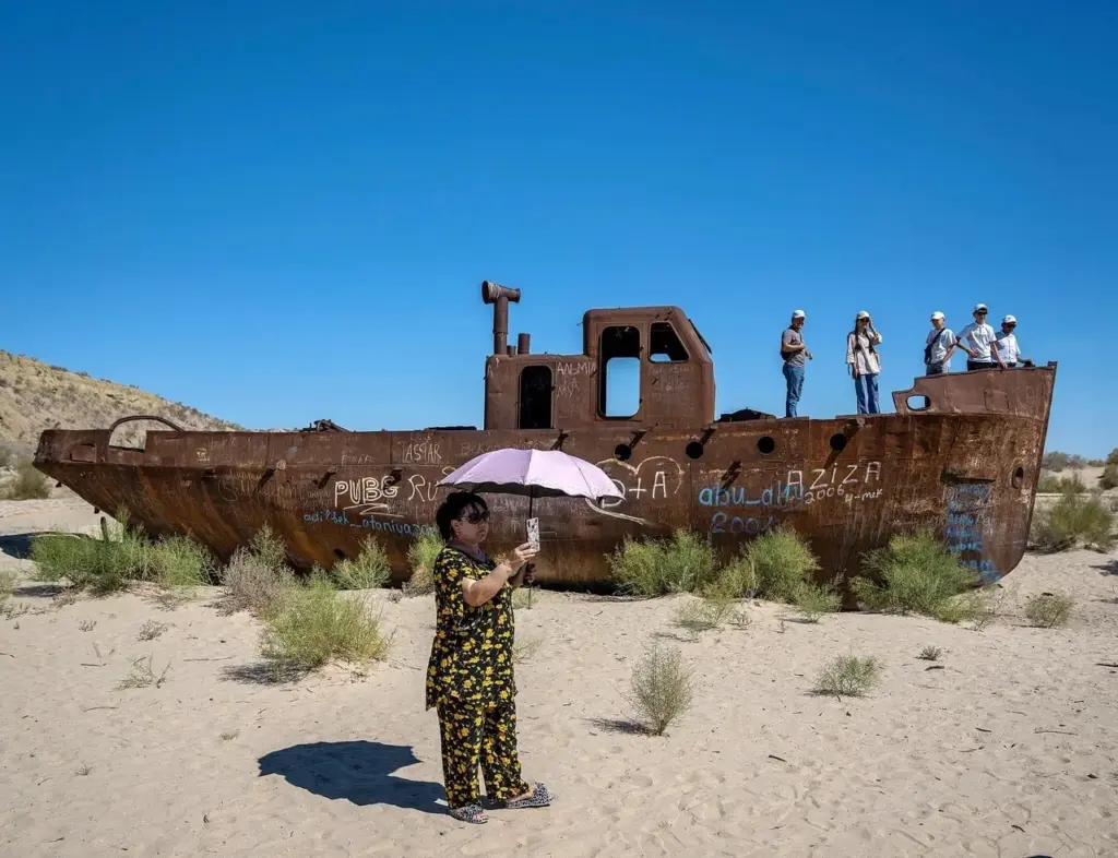 Озеленение высохшего дна Аральского моря с помощью инновационного аэропосева семян дронами в Казахстане