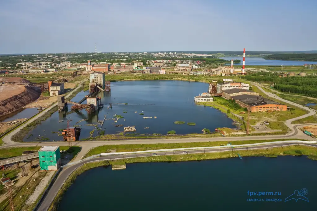 Провал в Березниках летом 2014 года — итог затопления калийной шахты и растворения соляных пород, вид с воздуха