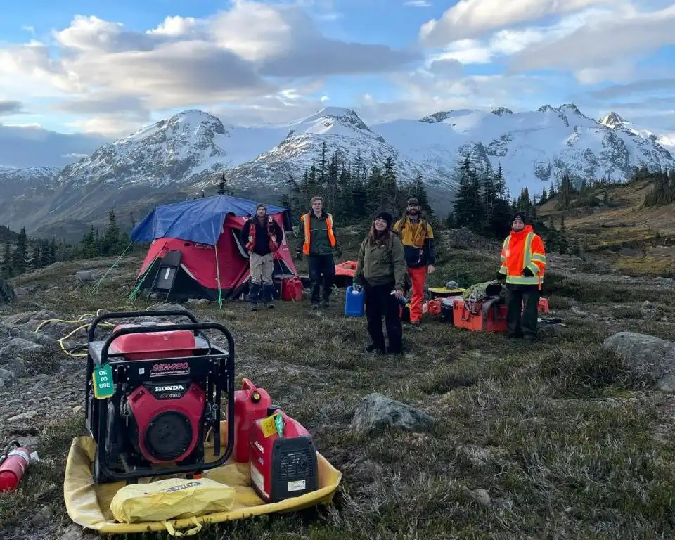 Геофизическая полевая команда на поисковом участке золота в горах Британской Колумбии, Канада